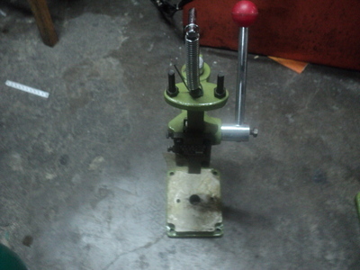 專業(yè)供應(yīng)精密手動(dòng)壓力機(jī)JS-16——東莞市長(zhǎng)安雙豐五金商店詳解